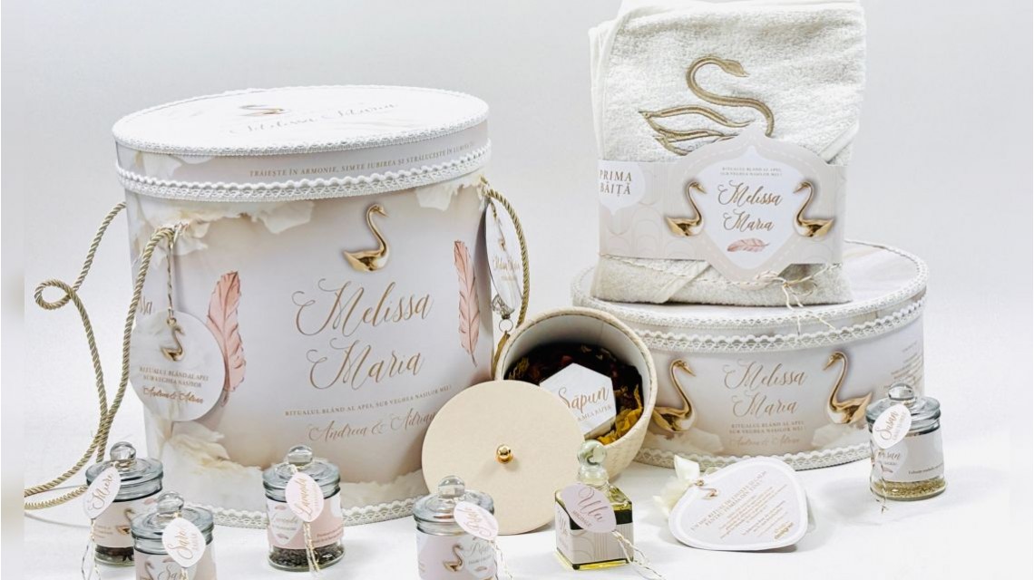 SET PRIMA BĂIȚĂ DUPĂ BOTEZ Ritualul blând al apei vegheat de nași Swan Feather 58